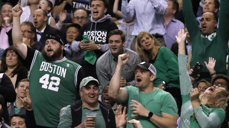 Para Fans Boston Celtic Menunggu Kyrie di Final NBA 2024